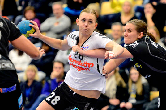 Önnereds Annica Smidje jagas av Kärras Jenny Skogberg