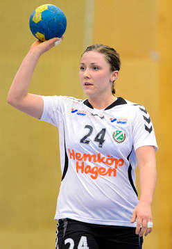 Önnereds Amanda Byrne med bollen