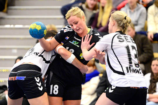 Kärras Elin Hagström stoppas av Önnereds Frida