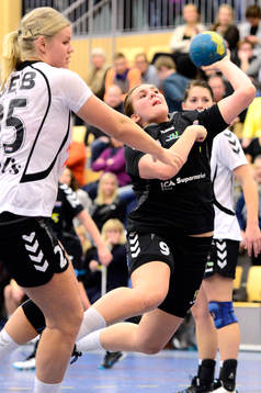 Kärras Jenny Skogberg tar sig förbi Önnereds Louise