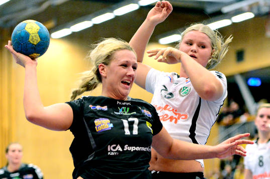Kärras Pauline Olsson tar sig förbi Önnereds Louise