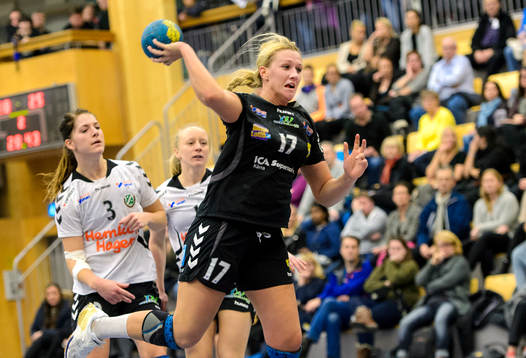 Kärras Pauline Olsson hoppar mot mål