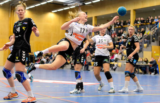 Önnereds Elin Källqvist skjuter mot mål
