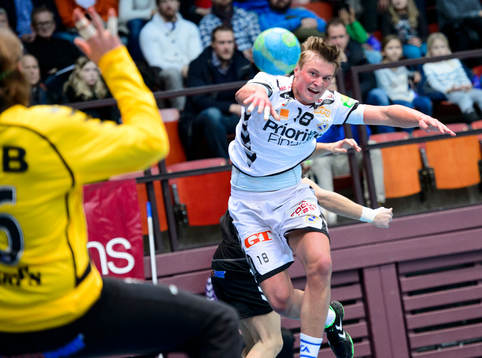 Redbergslids Jonathan Carlsbogård testar skott