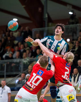 Hammarbys Jonatan Wenell stoppas av Drotts Magnus Persson