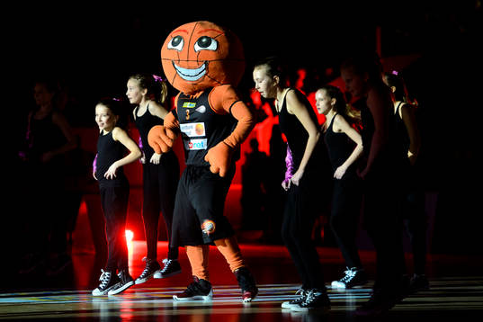Borås maskot dansar innan basketmatchen mellan Borås och