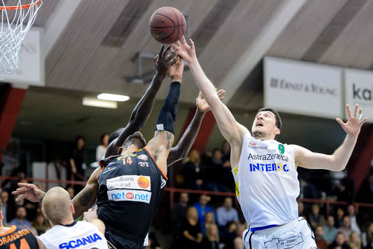 Borås Chris McKnight och Södertäljes Toni Bizaca  kastar