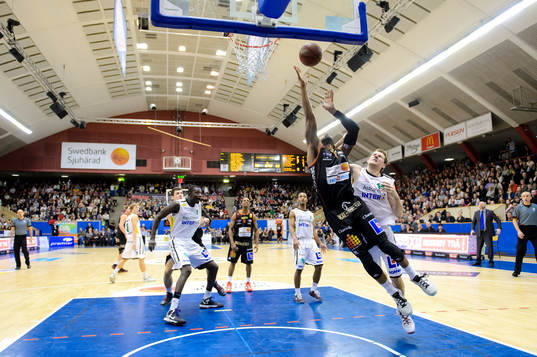Borås Chris McKnight kastar sig mot korgen