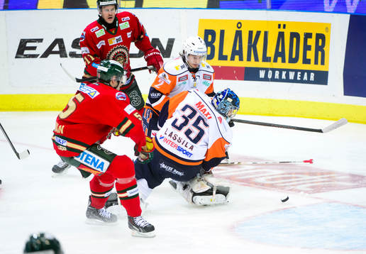 Växjös målvakt Teemu Lassila har koll på pucken