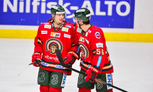 Frölundas Nicklas Lasu gör 2-0 och klappas om av Erik