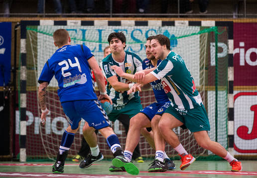 Hammarbys Jonatan Wenell och Nils Pettersson trycker undan
