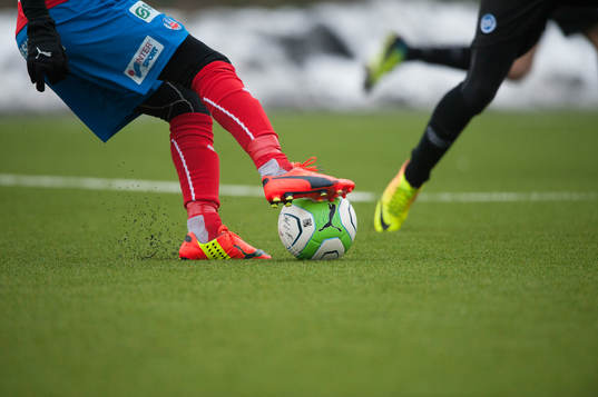 Bollbehandling på konstgräset, fotboll, fotbollsskor