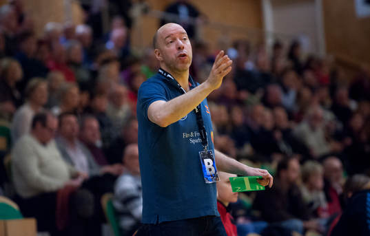 Höörs tränare Niklas Harris i dammatchen i handbollens