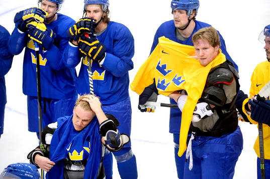 Sveriges Jakob Silfverberg och Sebastian Landeskog byter