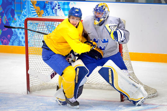 Sveriges Alexander Steen trycker till Henrik Lundqvist