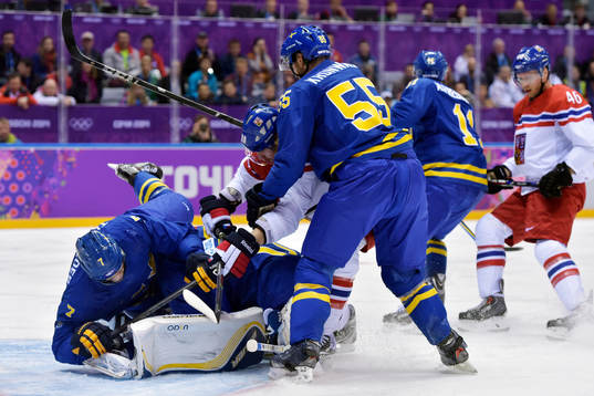 Sveriges Henrik Tallinder och Niklas Kronwall håller bort