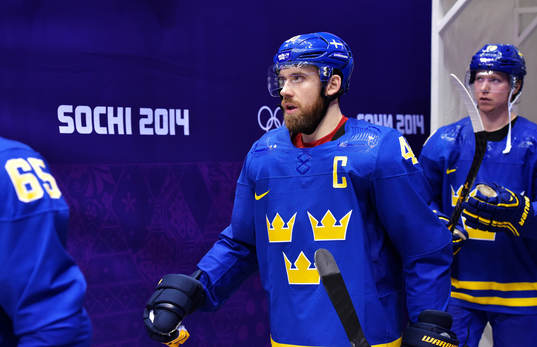 Sveriges Henrik Zetterberg på väg in till ishockeymatchen