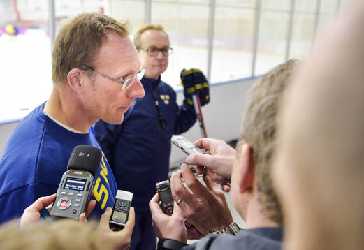 Björn Waldebäck, läkare, uttalar sig för media på