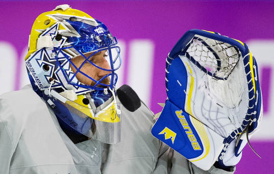 Målvakten Henrik Lundqvist räddar ett skott på Sveriges