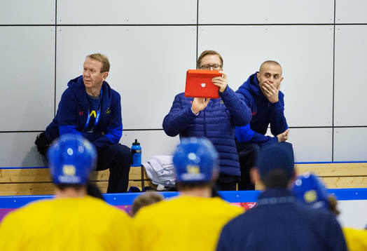 Tommy Boustedt med en iPad på Sveriges ishockeylandslags
