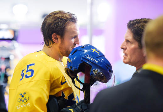Sveriges Niklas Kronwall träffar sin tränare i Detroit