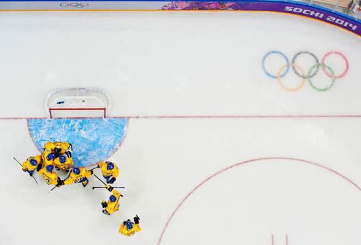 De svenska spelarna samlas kring målvakten Henrik