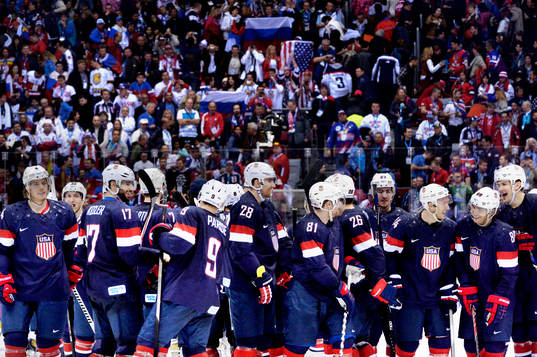 USA firar segern i ishockeymatchen mellan USA och Ryssland