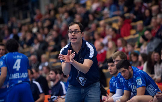 Leons tränare Daniel Gordo Riosi matchen i EHF-cupen