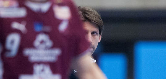 Lugis tränare Tomas Axnér i matchen i EHF-cupen mellan