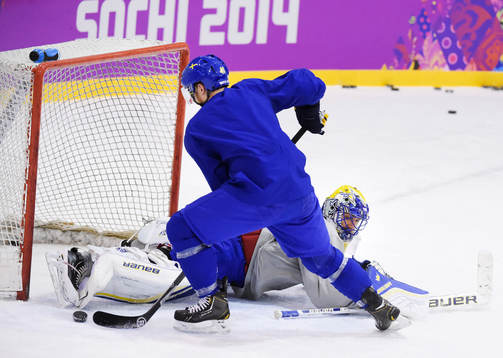 Gustav Nyquist skjuter en straff mot målvakten Henrik