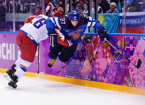 Rysslands Vyacheslav Voinov tacklar Finlands Petri Kontiola