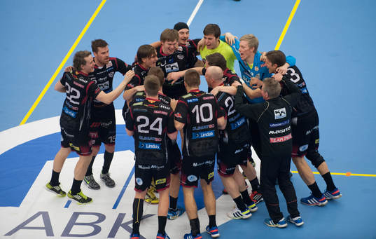 Malmö segerdansar när slutsignalen ljuder i matchen i