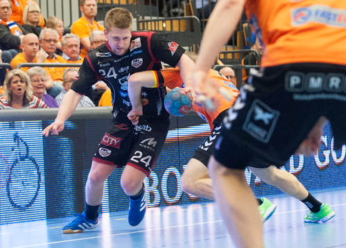 Kristianstads Johan Jepson försöker stoppa Malmös Linus