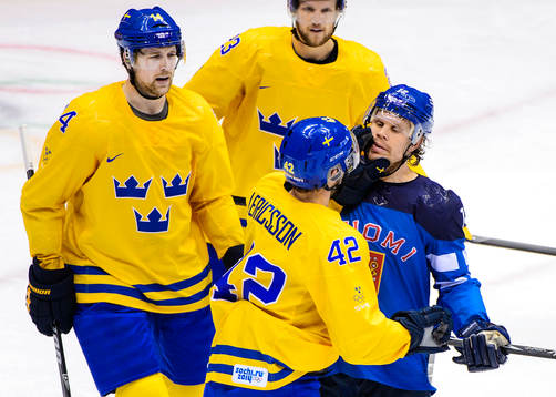 Sveriges Jimmie Ericsson trycker upp handen i ansiktet på