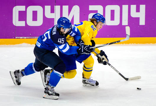 Finlands Sami Vatanen jagar Sveriges Carl Hagelin
