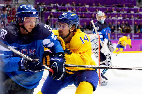 Sveriges Patrik Berglund tacklar Finlands Juuso Hietanen