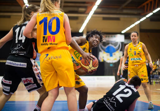 Solnas Amber Stokes med boll