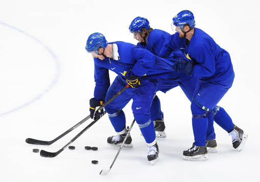Daniel Alfredsson, Erik Karlsson och Daniel Sedin skojar