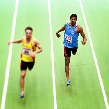 Odain Rose Umeå (blått) vinner 60 m strax före Tom Kling