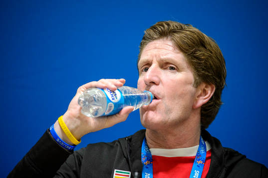 Kanadas förbundskapten Mike Babcock på en presskonferens