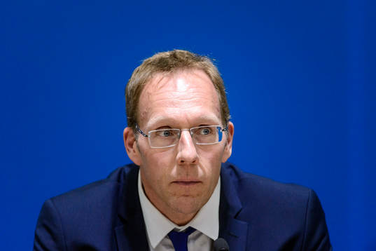 Sveriges läkare Björn Waldebäck på en presskonferens