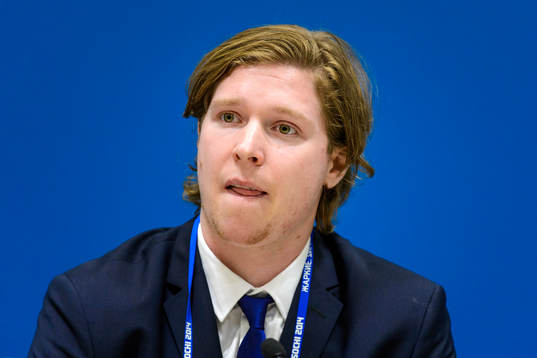 Sveriges Nicklas Bäckström på en presskonferens