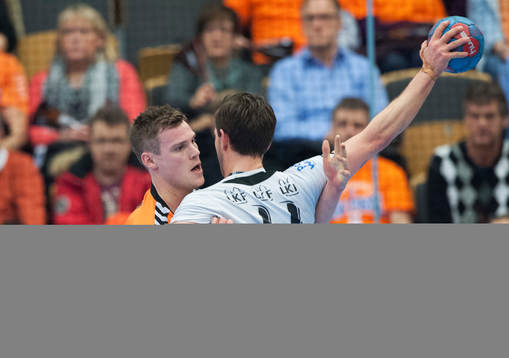 Kristianstads Markus Olsson omfamnar Lugis Anders Hallberg