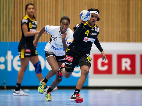 Sävehofs Loui Sand kontrar med Thüringers Barbosa A