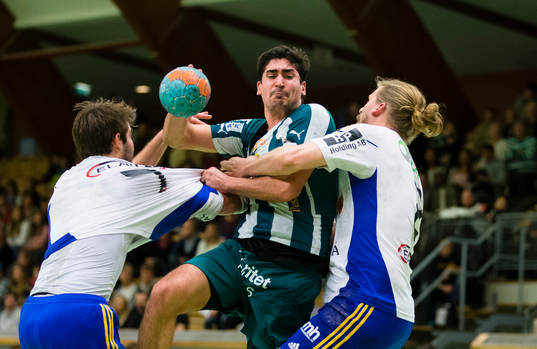 Hammarbys Jonatan Wenell försöker bryta sig igenom Ystads