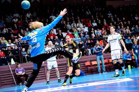Sävehofs Victor Fridén sätter ett mål på Redbergslids
