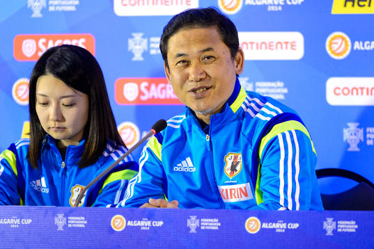 Nario Sasaki, förbundskapten Japan, på en presskonferens