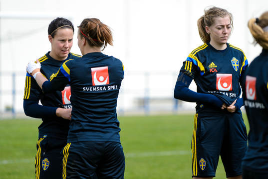 Sveriges målvakt Carola Söberg och Linda Sembrant på en