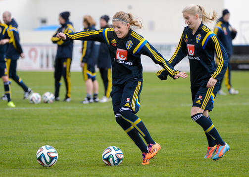 Sveriges Olivia Schough och Sofia Jakobsson på en träning