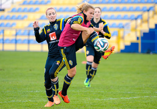 Sveriges Kosovare Asllani och Jessica Samuelsson på en